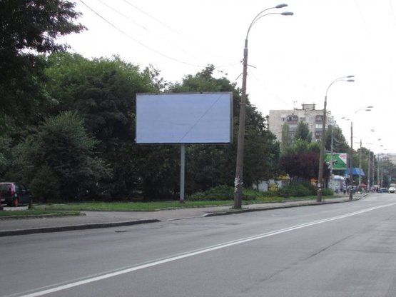 Фото рекламной плоскости по адресу Кирилівська (Фрунзе), 123 в напрямку руху від центру міста