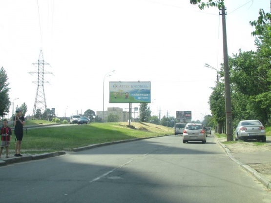 Фото рекламной плоскости по адресу Алішера Навої проспект, 69 (розподілювач), за 100 метрів руху до бульвару Перова, ліворуч