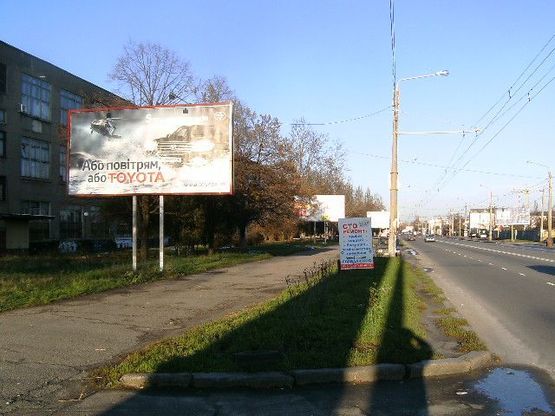 Фото рекламної площини за адресою Комарова №12 В