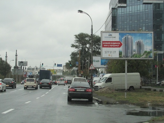 Фото рекламной плоскости по адресу Днепровская Набережная, 3 / Тычины  по ходу к мосту Патона