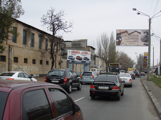 Фото рекламної площини за адресою Ат.Головатого - автосалон "Тотус"  (ворота)