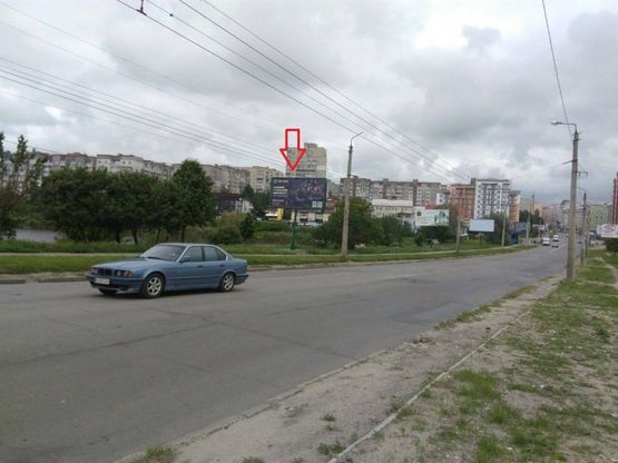 Фото рекламної площини за адресою вул. П. Мирного (над озером)