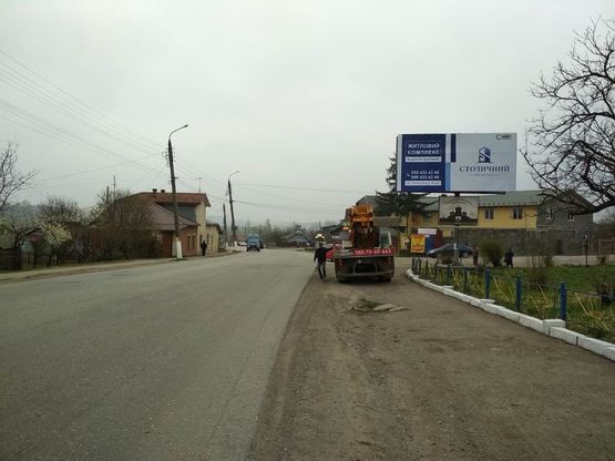 Фото рекламной плоскости по адресу смт. Отинія, напрям на Чернівці
