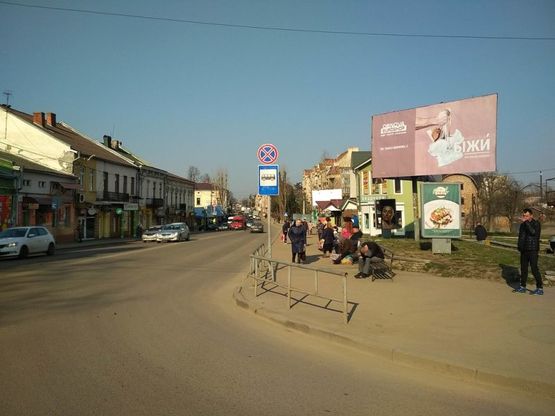 Фото рекламной плоскости по адресу пр. Грушевського, біля Михайлівської церкви, напрям на автостанцію