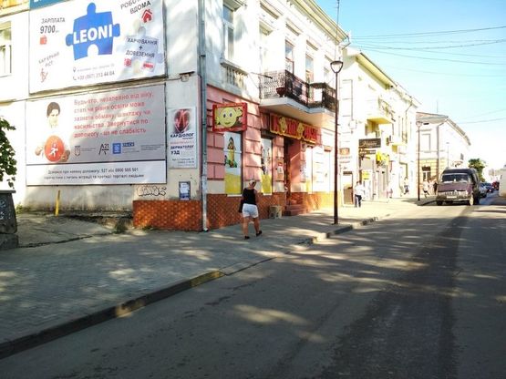 Фото рекламной плоскости по адресу пр. Грушевського (поруч з "Фокстрот") напрям в центр, низ