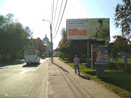 Фото рекламной плоскости по адресу вул. Мазепи  (біля стадіону ЗОШ №8), напрям в центр