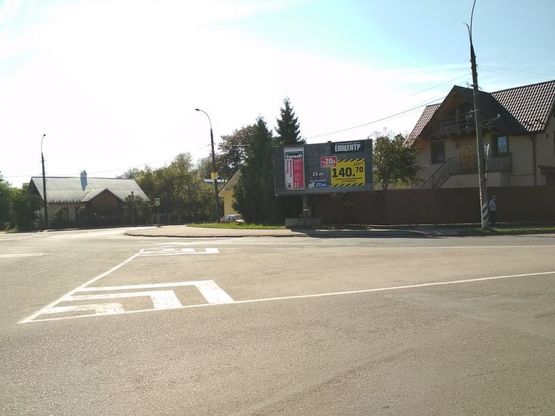 Фото рекламной плоскости по адресу пр. Грушевського збоку від кільця, виїзд з Коломиї (на Франківськ)