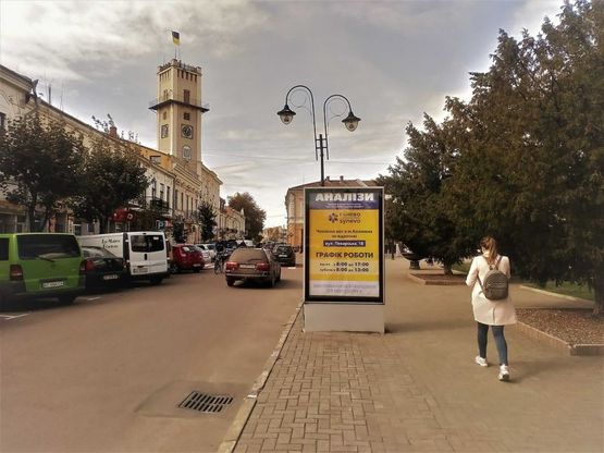 Фото рекламної площини за адресою пл. Шевченка (біля Ратуші)