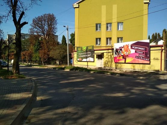 Фото рекламной плоскости по адресу вул. Січових Стрільців  (економіко-правовий коледж)