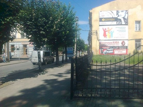 Фото рекламной плоскости по адресу вул. І. Франка - вул. Театральна (Педагогічний коледж)