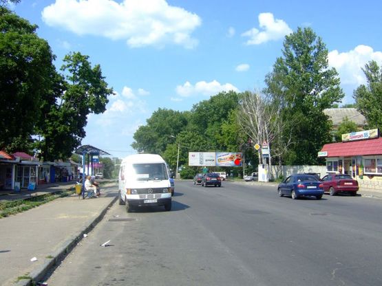 Фото рекламної площини за адресою перехрестя вул.Пілотська - вул.Красовського. неподалік: зупинки, обласна лікарня, міні ринок, декілька банків (в центр) [праве вухо]