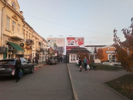 Фото рекламной плоскости по адресу пл. Відродження (вхід на ринок), правий
