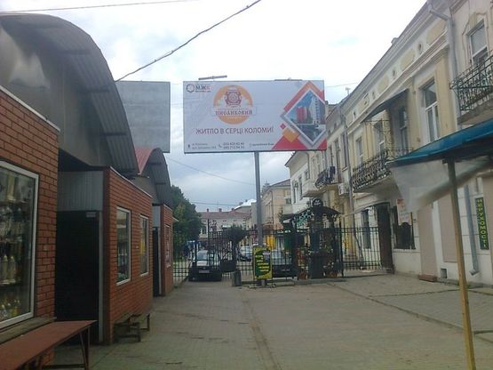 Фото рекламной плоскости по адресу пл. Відродження (вихід з ринку), правий