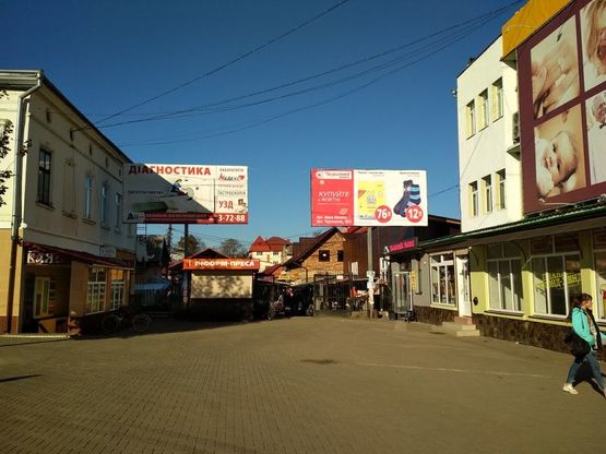 Фото рекламной плоскости по адресу пл. Шевченка (вхід на ринок), правий
