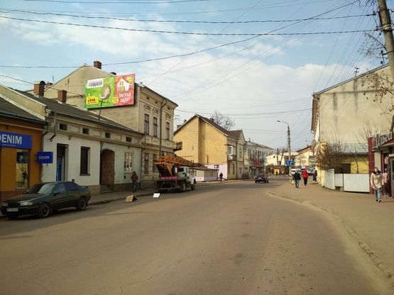 Фото рекламной плоскости по адресу вул. І. Мазепи, 38