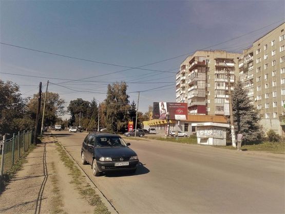 Фото рекламной плоскости по адресу вул. І.  Мазепи, біля маг. "Гостинний Дім", напрям в центр