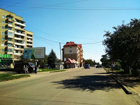 Фото рекламной плоскости по адресу вул. І.  Мазепи, біля маг. "Гостинний Дім", стоянка