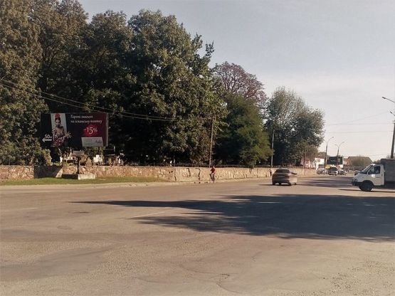 Фото рекламной плоскости по адресу вул. Карпатська, поворот на Деніго (напрям в центр)
