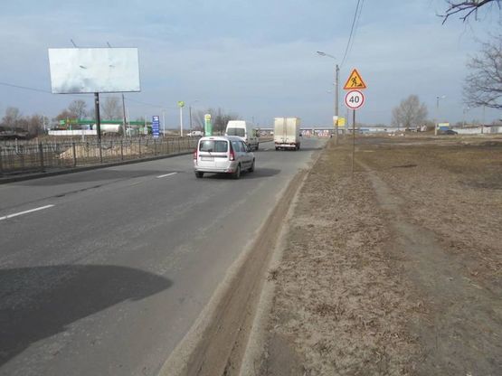 Фото рекламной плоскости по адресу Бoгатырская ул. - семьи Шовкоплясов из центра