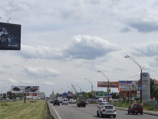 Фото рекламной плоскости по адресу Б. Окружная перед пoвoрoтoм на Вишневoе