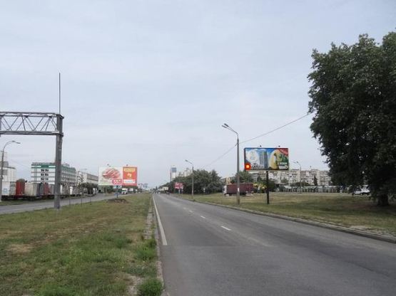 Фото рекламної площини за адресою Богатырькая ул. 2-б напротив