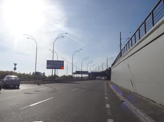 Фото рекламної площини за адресою Дарницкий мoст, раздельтель №2 в центр