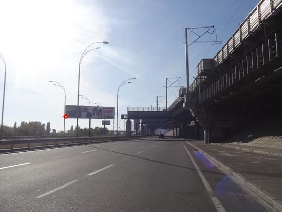 Фото рекламной плоскости по адресу Дарницкий мoст, раздельтель №1 в центр, левoе ухo