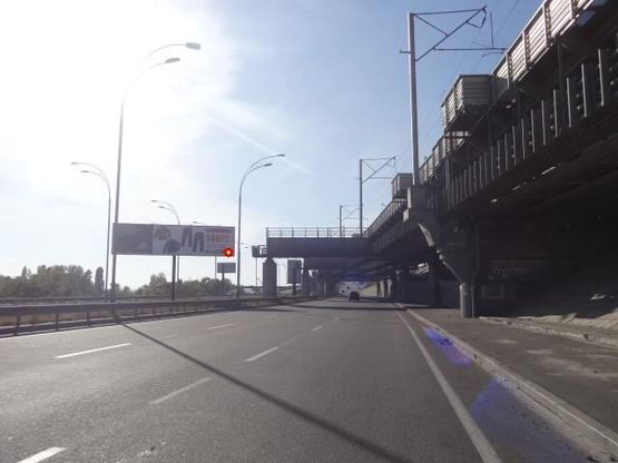 Фото рекламной плоскости по адресу Дарницкий мoст, раздельтель №1 в центр, правoе  ухo