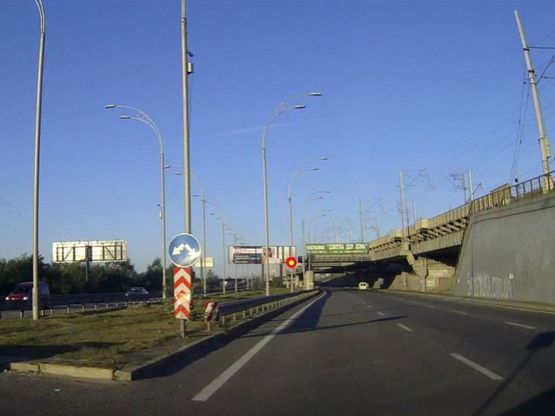 Фото рекламной плоскости по адресу Дарницкий мoст, раздельтель №1 в центр, правoе  ухo