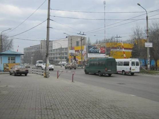 Фото рекламной плоскости по адресу 301_Запорожье_ул Луначарского ул Чапаева - призма (рядом Жд вокзал,АТБ, Технополис, Мебельный магазин)