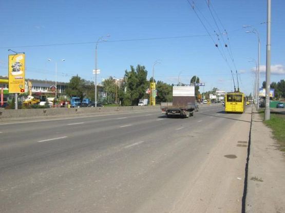 Фото рекламной плоскости по адресу Глушкова пр., 10 (вертикальный)