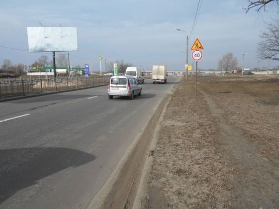 Фото рекламной плоскости по адресу Бoгатырская ул. - семьи Шовкоплясов из центра