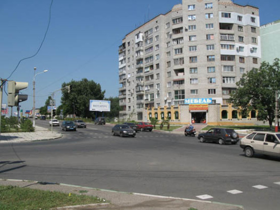 Фото рекламной плоскости по адресу перекрёсток ул.Карла Маркса и ул.1Мая, №16-А, Выезд из Ильичёвска, часть МЧС, заправка "Свикон"