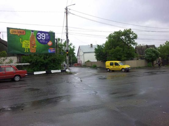 Фото рекламной плоскости по адресу на розі вулиць У. Кармелюка, 108 та В. Винниченка, лівий