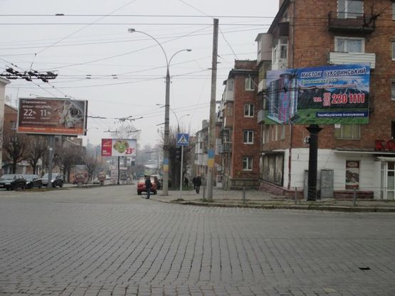 Фото рекламной плоскости по адресу на розі вул. Головної, 189 та проспекту Незалежності
