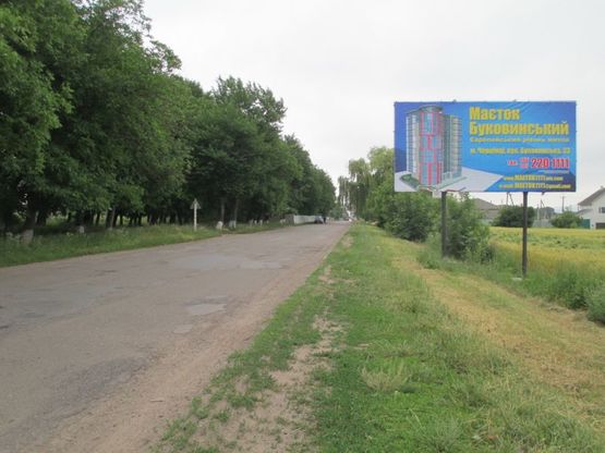 Фото рекламної площини за адресою м. Заставна, біля в*їздного знака м. Заставна (навпроти футбольного поля)