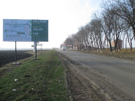 Фото рекламної площини за адресою м. Заставна, біля в*їздного знака м. Заставна (навпроти футбольного поля)