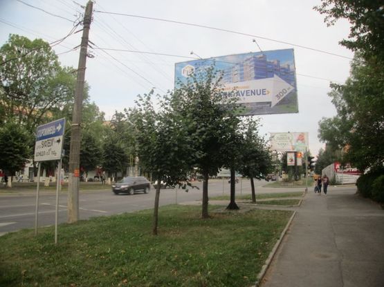 Фото рекламної площини за адресою на розі вулиць Героїв Майдану та Рівненської
