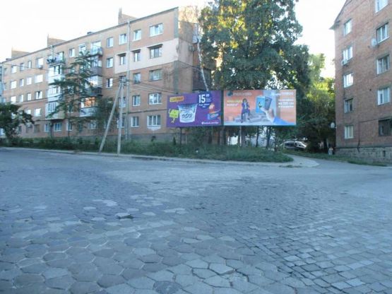 Фото рекламной плоскости по адресу на розі вулиць М. Ковальчука, 16 та В. Винниченка, 3 (лівий)