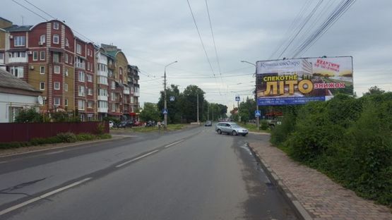 Фото рекламной плоскости по адресу на розі вулиць Руської та О. Пчілки