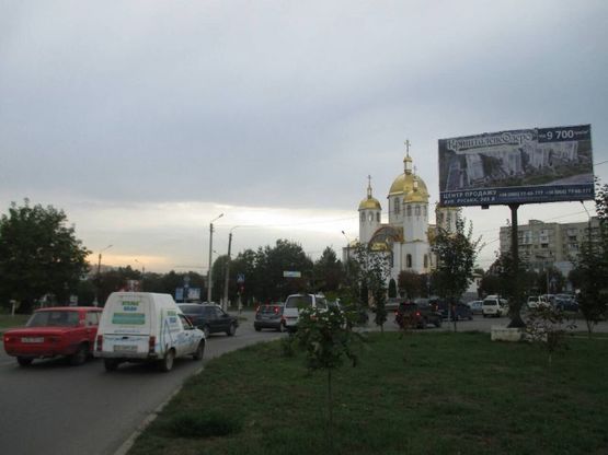 Фото рекламної площини за адресою на розі вулиць В. Комарова та С. Воробкевича (готельЧеремош)