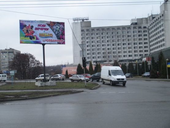 Фото рекламной плоскости по адресу на розі вулиць В. Комарова та С. Воробкевича (готельЧеремош)