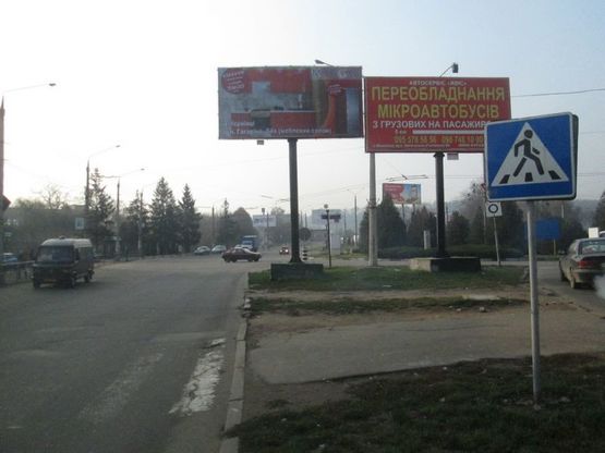 Фото рекламной плоскости по адресу розділова смуга вул. Хотинської (навпроти буд. 2-Г) в сторону центра