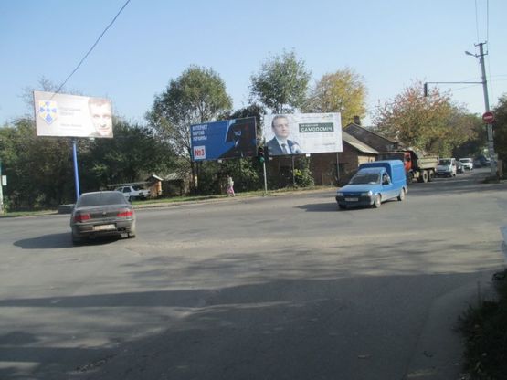 Фото рекламної площини за адресою на розі вулиць В. Винниченка, 90 та У. Кармелюка, 121 (правий)