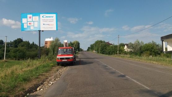Фото рекламной плоскости по адресу с. Михальча (праворуч, в сторону м. Чернівці)