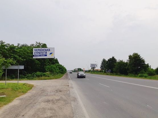 Фото рекламной плоскости по адресу с. Новий Киселів по центральній автодорозі (виїзд з м. Чернівці)