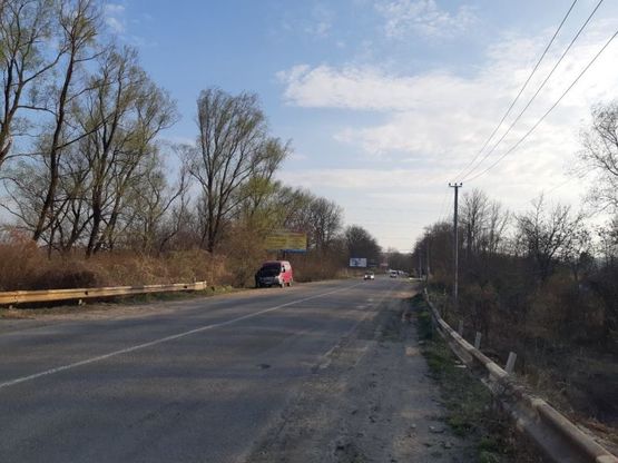 Фото рекламної площини за адресою с. Магала (виїзд з ринка Добробут, в сторону центра м. Чернівці)