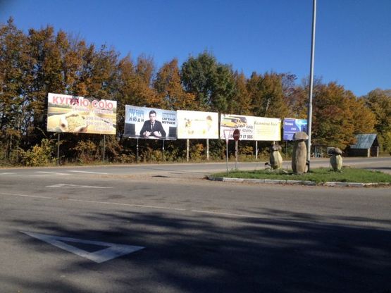 Фото рекламної площини за адресою Сокирянський район, с. Коболчин (біля АЗС, поворот на Новодністровськ) (другий зліва)