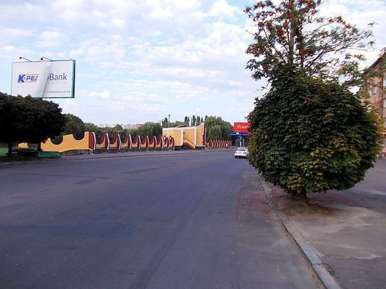 Фото рекламной плоскости по адресу Набережная ул., стадион "Верес"( напротив № 28) (100м. к АЗС "Авиас")