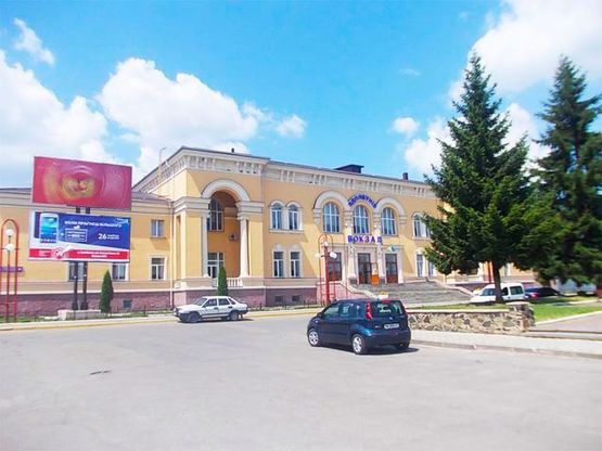 Фото рекламной плоскости по адресу Ж/д вокзал ( перед входом слева, низ)